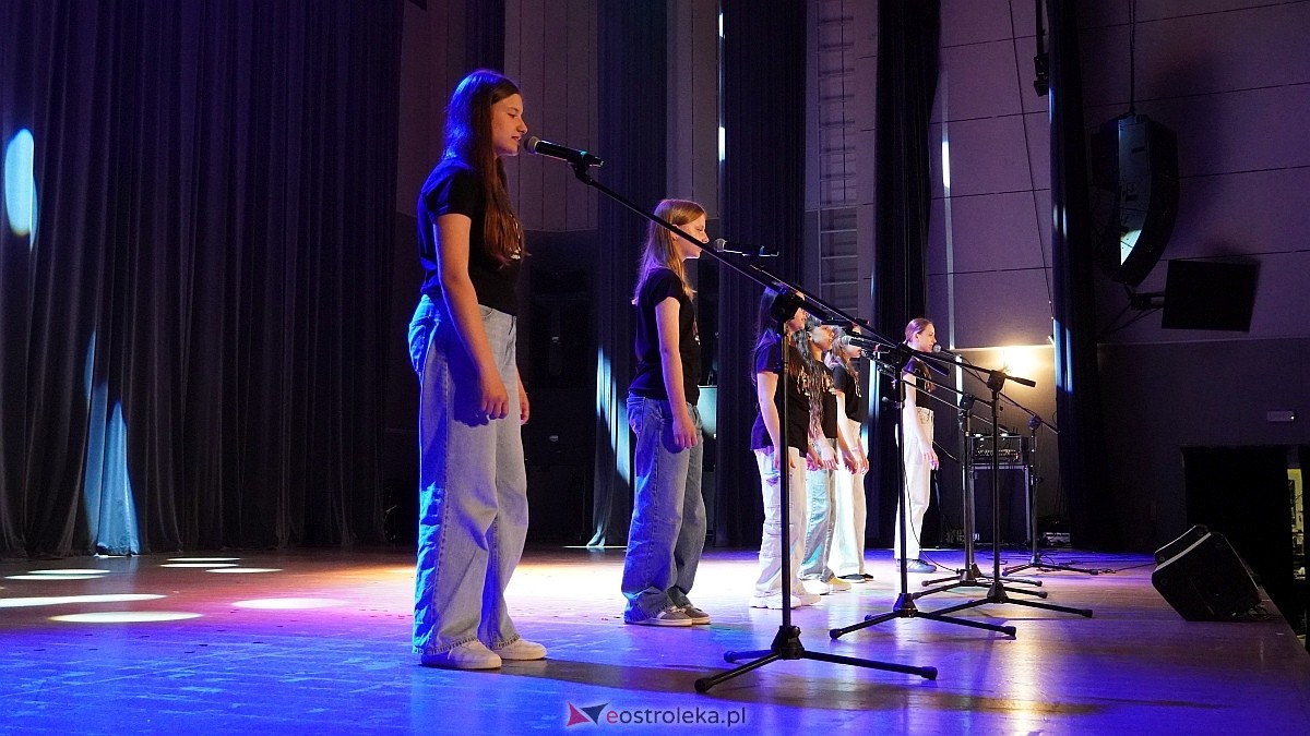 Koncert charytatywny dla Marcela - Antek Smykiewicz, Julia Kołodziejak, Amelia Modrzewska, Metro [23.04.2025] - zdjęcie #21 - eOstroleka.pl