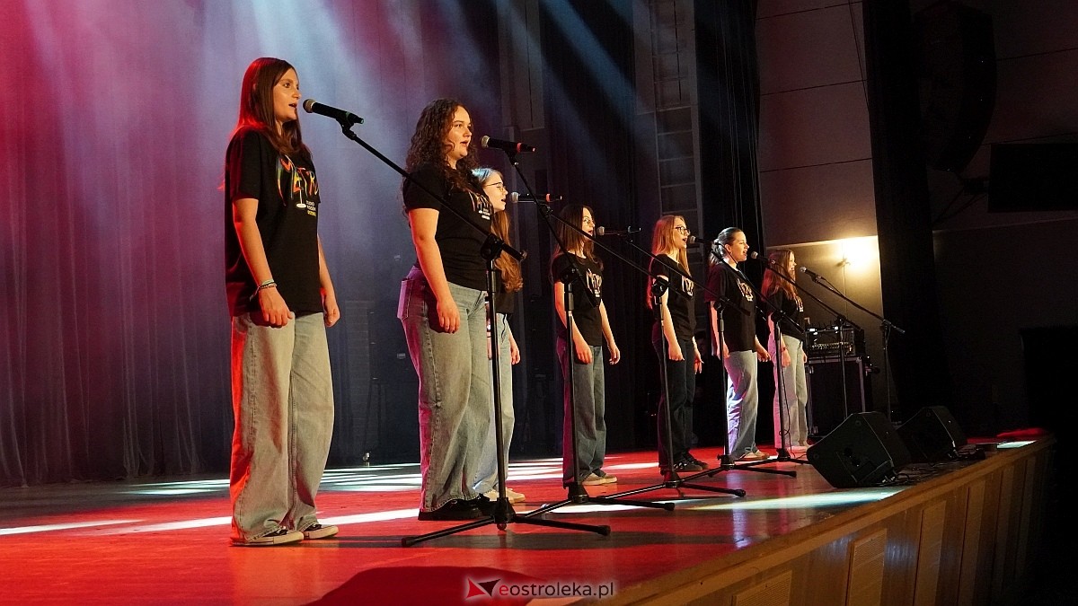 Koncert charytatywny dla Marcela - Antek Smykiewicz, Julia Kołodziejak, Amelia Modrzewska, Metro [23.04.2025] - zdjęcie #52 - eOstroleka.pl