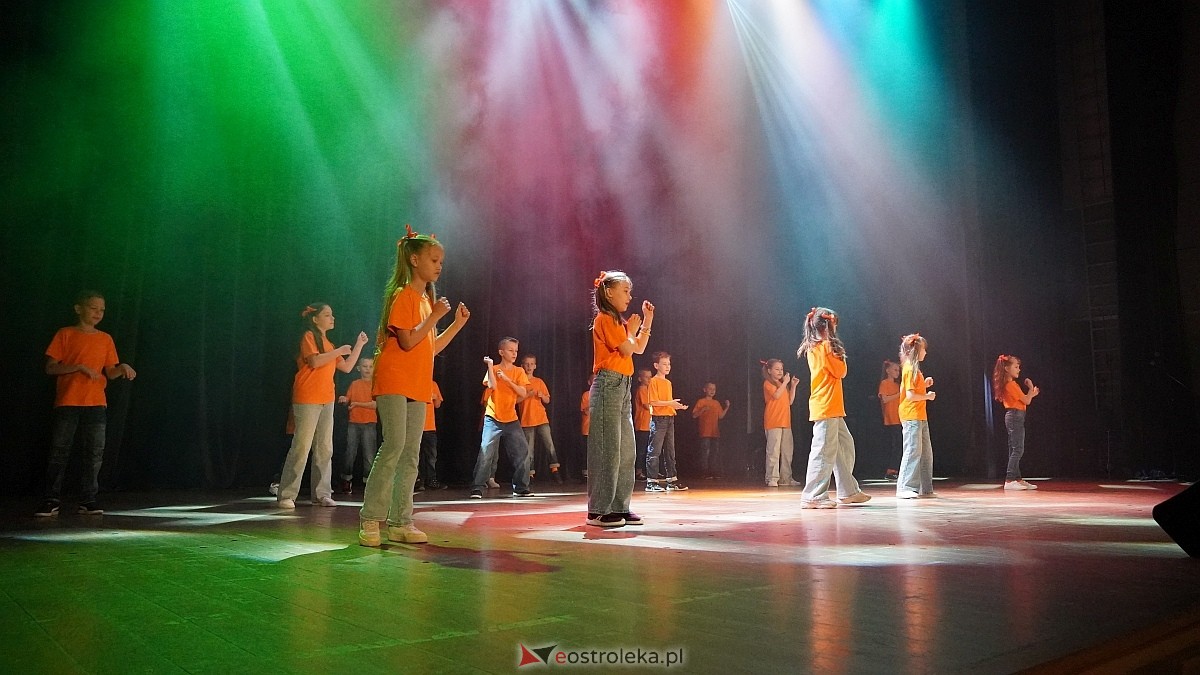 Koncert charytatywny dla Marcela - Antek Smykiewicz, Julia Kołodziejak, Amelia Modrzewska, Metro [23.04.2025] - zdjęcie #38 - eOstroleka.pl