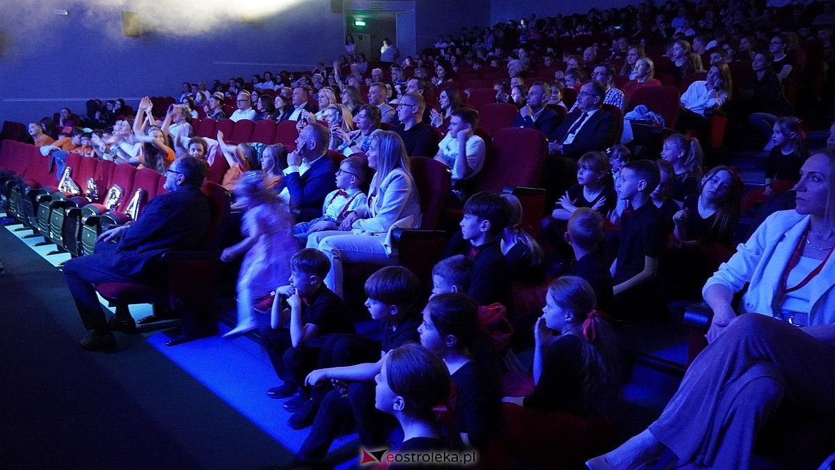 Koncert charytatywny dla Marcela - Antek Smykiewicz, Julia Kołodziejak, Amelia Modrzewska, Metro [23.04.2025] - zdjęcie #4 - eOstroleka.pl