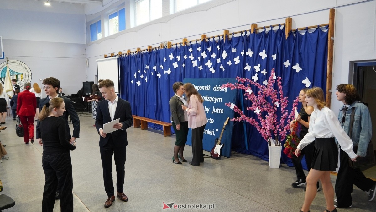 Zakończenie roku szkolnego klas maturalnych w I LO w Ostrołęce [25.04.2025] - zdjęcie #54 - eOstroleka.pl