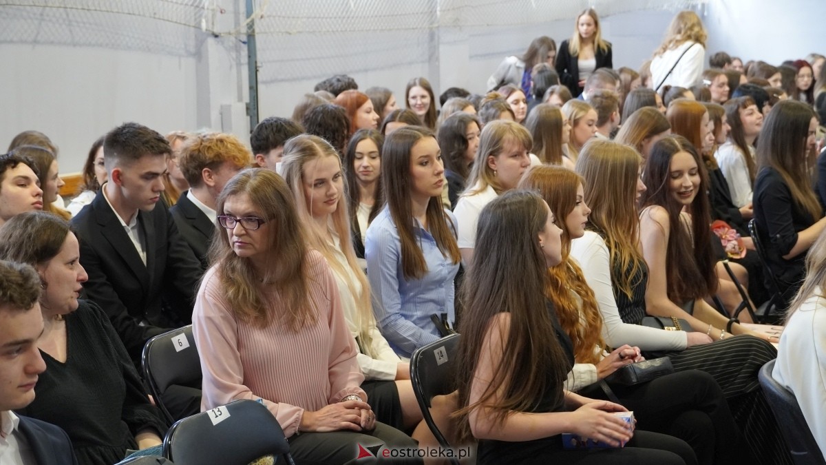 Zakończenie roku szkolnego klas maturalnych w I LO w Ostrołęce [25.04.2025] - zdjęcie #53 - eOstroleka.pl