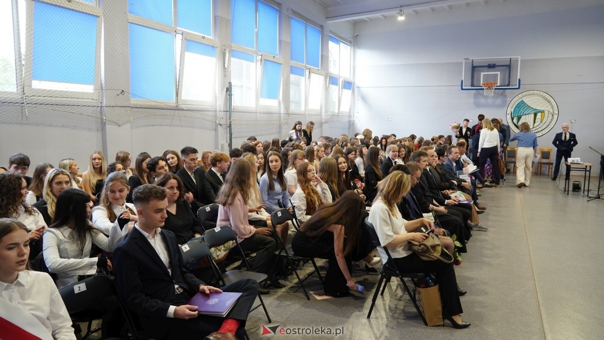 Zakończenie roku szkolnego klas maturalnych w I LO w Ostrołęce [25.04.2025] - zdjęcie #52 - eOstroleka.pl