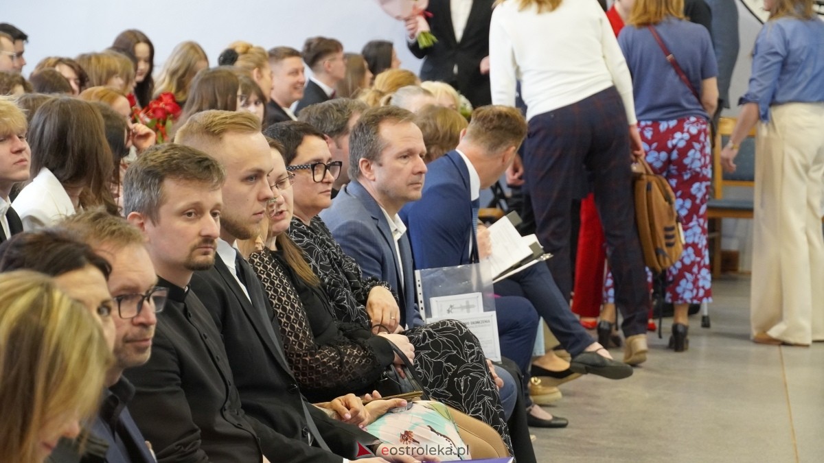 Zakończenie roku szkolnego klas maturalnych w I LO w Ostrołęce [25.04.2025] - zdjęcie #51 - eOstroleka.pl
