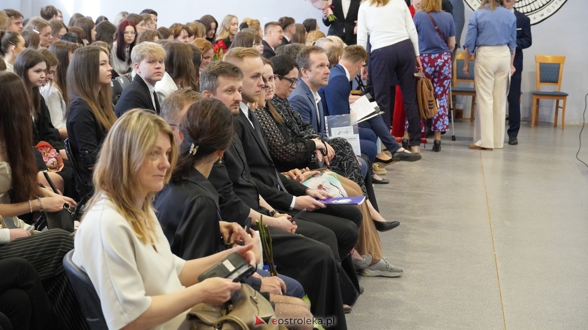 Zakończenie roku szkolnego klas maturalnych w I LO w Ostrołęce [25.04.2025] - zdjęcie #50 - eOstroleka.pl