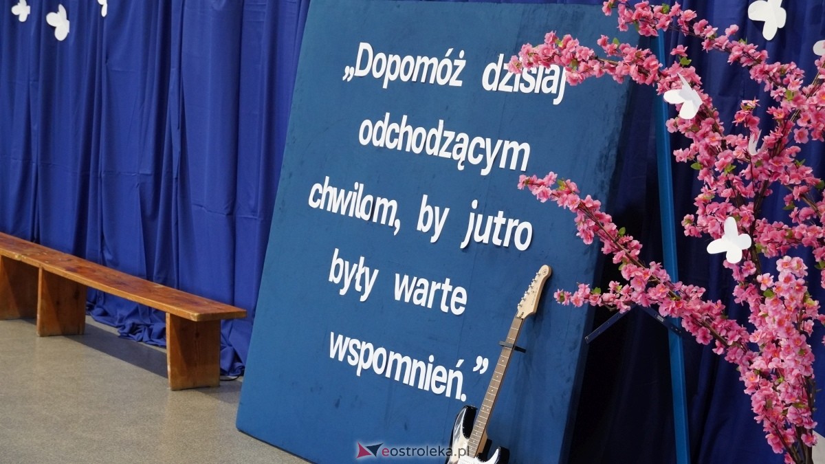 Zakończenie roku szkolnego klas maturalnych w I LO w Ostrołęce [25.04.2025] - zdjęcie #49 - eOstroleka.pl