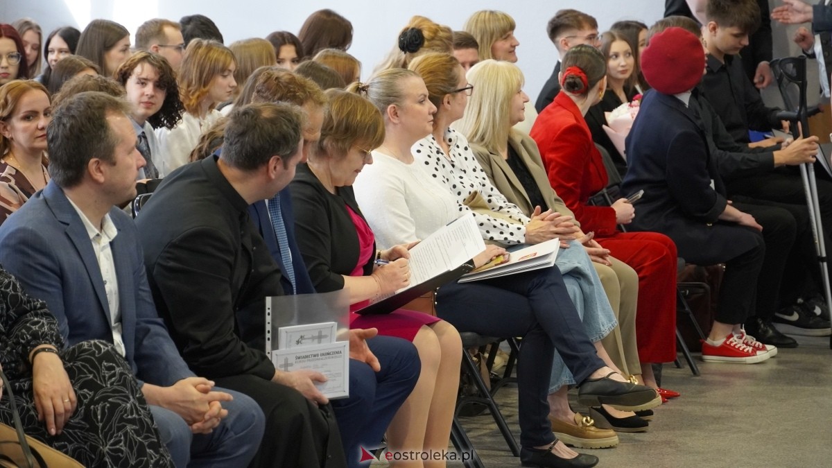 Zakończenie roku szkolnego klas maturalnych w I LO w Ostrołęce [25.04.2025] - zdjęcie #48 - eOstroleka.pl