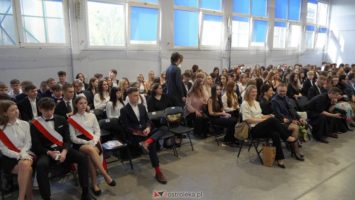 Zakończenie roku szkolnego klas maturalnych w I LO w Ostrołęce [25.04.2025] - zdjęcie #45 - eOstroleka.pl