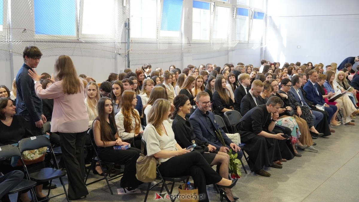Zakończenie roku szkolnego klas maturalnych w I LO w Ostrołęce [25.04.2025] - zdjęcie #44 - eOstroleka.pl