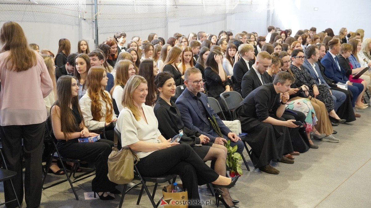 Zakończenie roku szkolnego klas maturalnych w I LO w Ostrołęce [25.04.2025] - zdjęcie #43 - eOstroleka.pl
