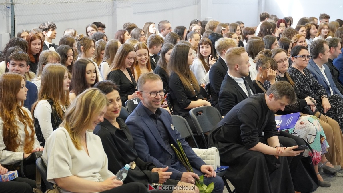 Zakończenie roku szkolnego klas maturalnych w I LO w Ostrołęce [25.04.2025] - zdjęcie #42 - eOstroleka.pl