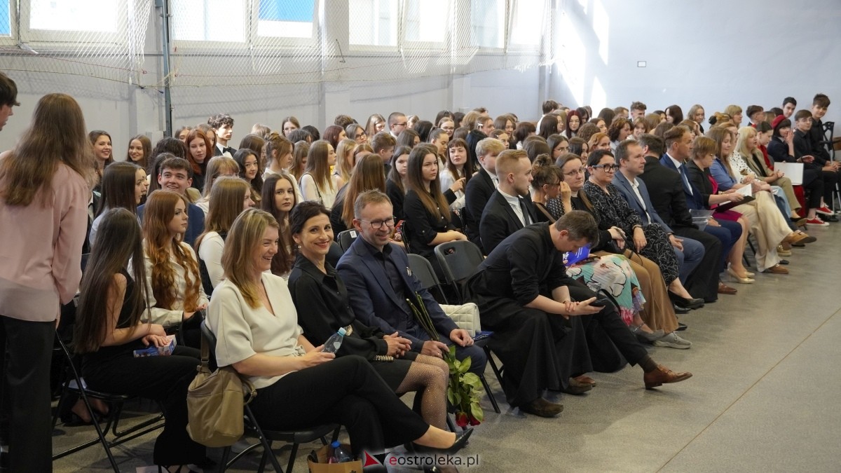 Zakończenie roku szkolnego klas maturalnych w I LO w Ostrołęce [25.04.2025] - zdjęcie #41 - eOstroleka.pl