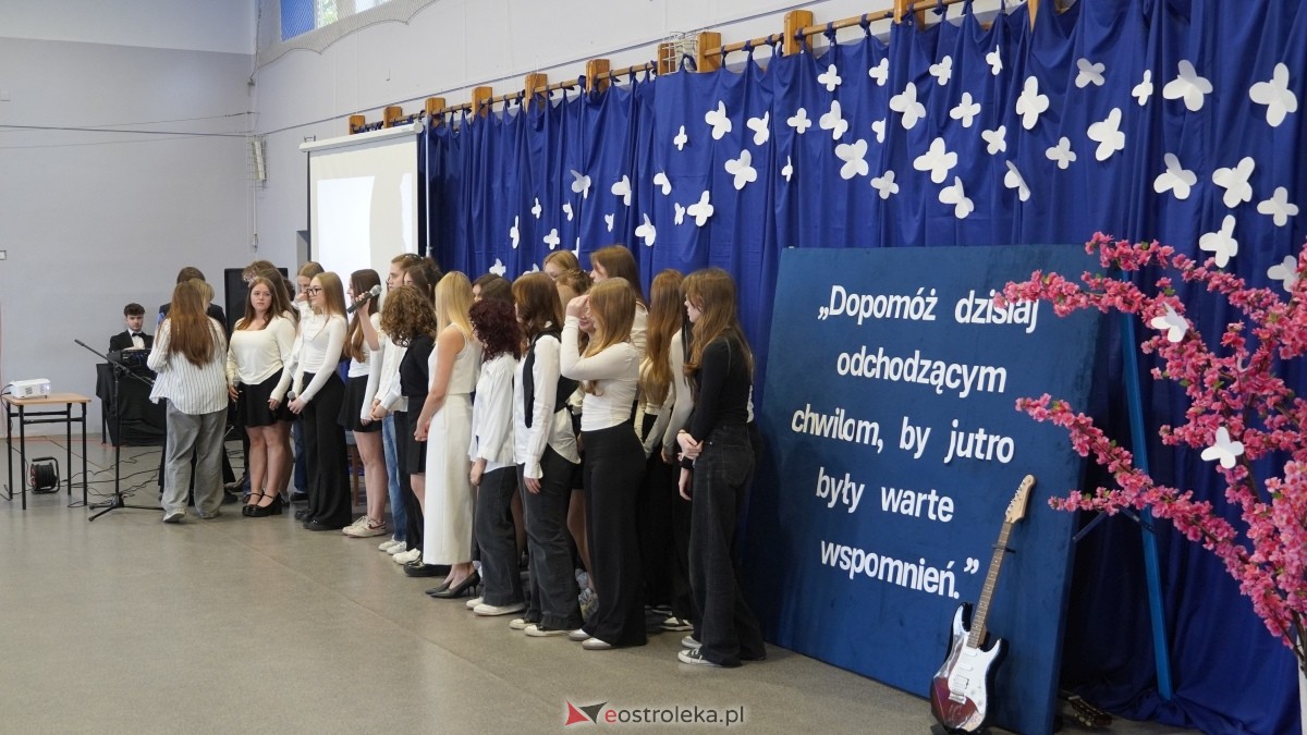 Zakończenie roku szkolnego klas maturalnych w I LO w Ostrołęce [25.04.2025] - zdjęcie #40 - eOstroleka.pl