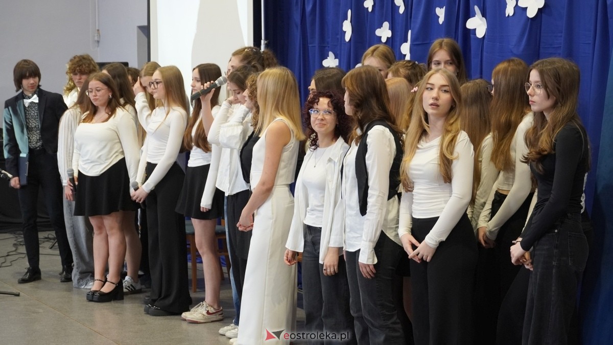 Zakończenie roku szkolnego klas maturalnych w I LO w Ostrołęce [25.04.2025] - zdjęcie #39 - eOstroleka.pl