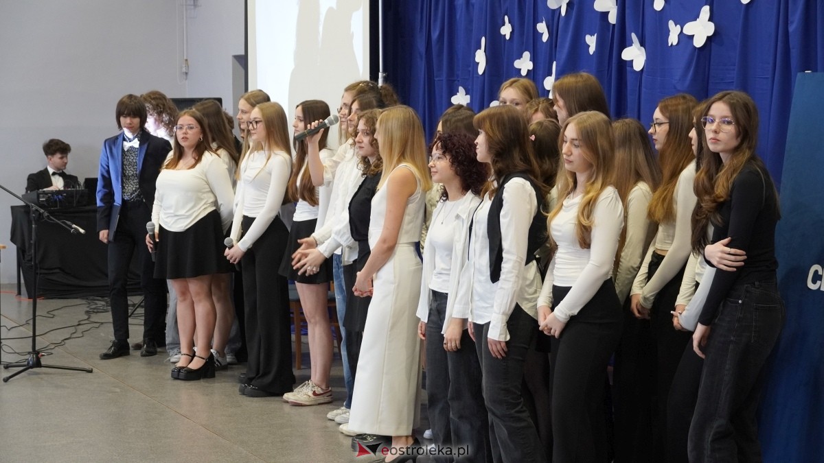 Zakończenie roku szkolnego klas maturalnych w I LO w Ostrołęce [25.04.2025] - zdjęcie #38 - eOstroleka.pl