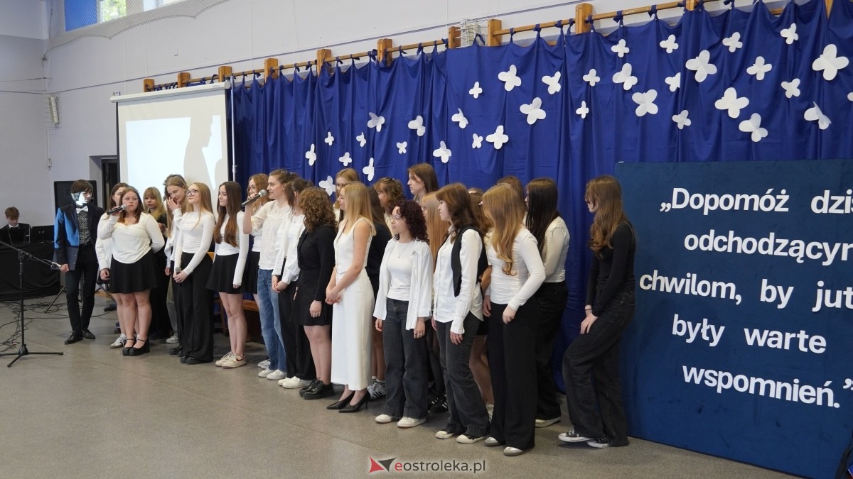 Zakończenie roku szkolnego klas maturalnych w I LO w Ostrołęce [25.04.2025] - zdjęcie #37 - eOstroleka.pl