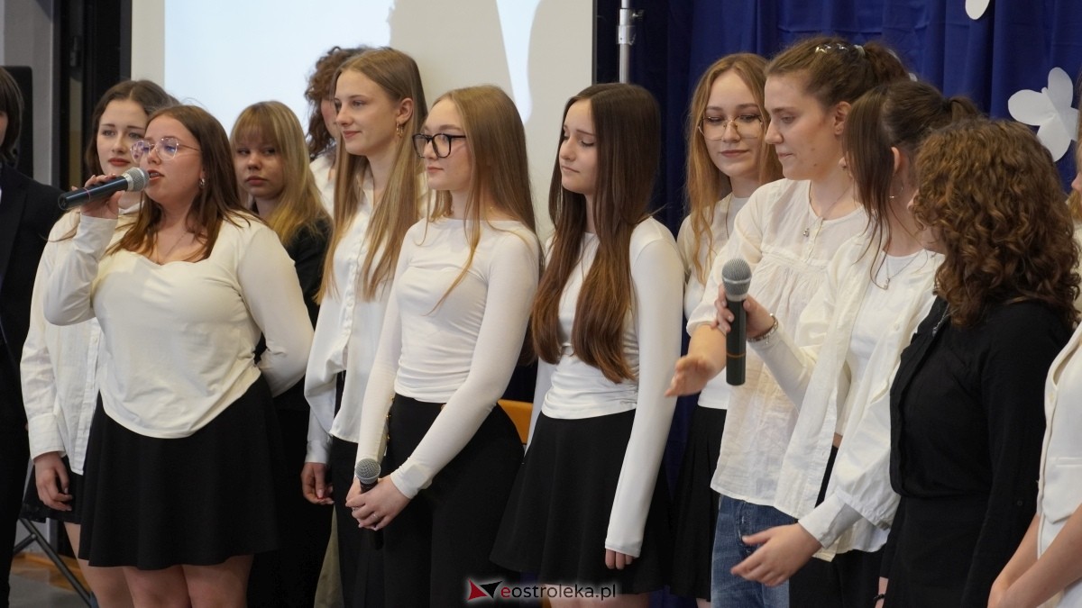 Zakończenie roku szkolnego klas maturalnych w I LO w Ostrołęce [25.04.2025] - zdjęcie #36 - eOstroleka.pl