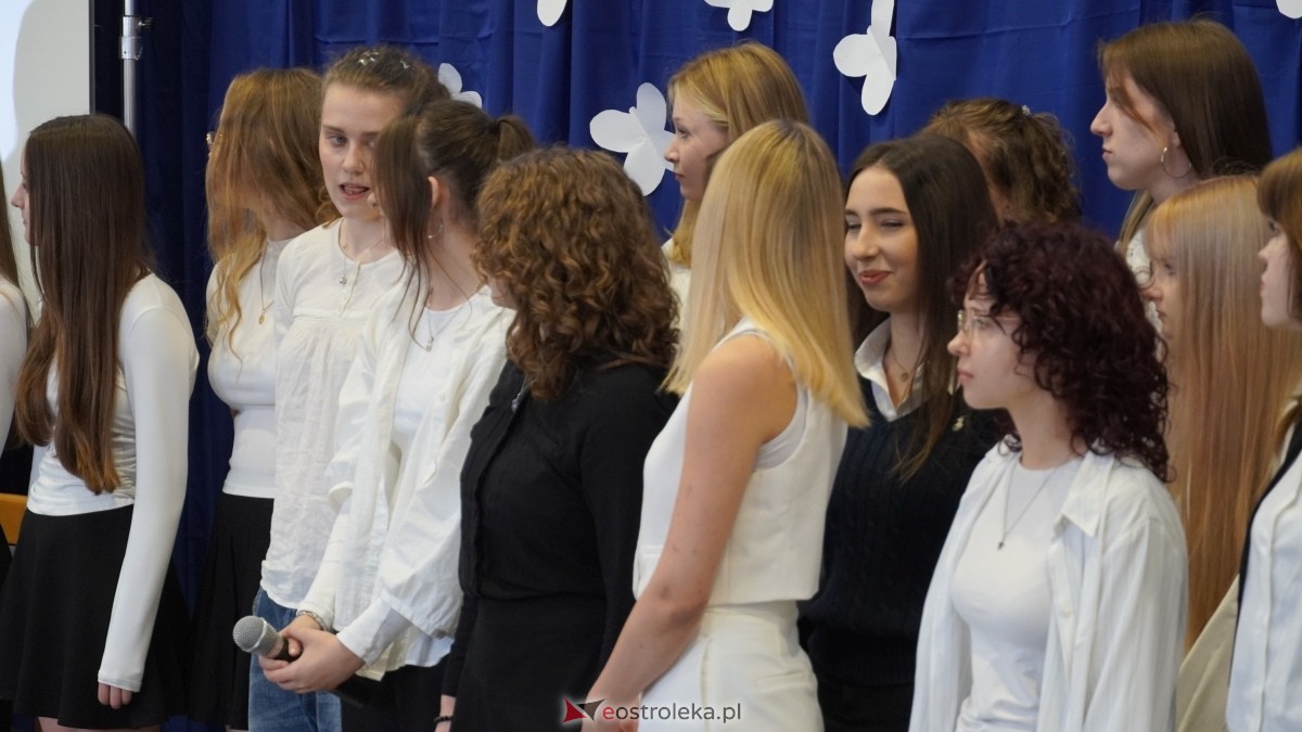 Zakończenie roku szkolnego klas maturalnych w I LO w Ostrołęce [25.04.2025] - zdjęcie #35 - eOstroleka.pl