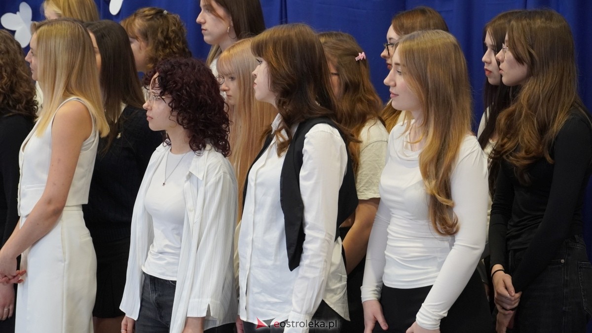 Zakończenie roku szkolnego klas maturalnych w I LO w Ostrołęce [25.04.2025] - zdjęcie #34 - eOstroleka.pl