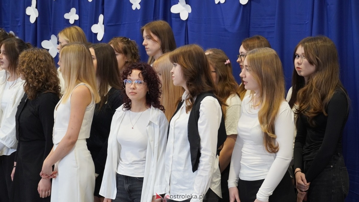 Zakończenie roku szkolnego klas maturalnych w I LO w Ostrołęce [25.04.2025] - zdjęcie #33 - eOstroleka.pl