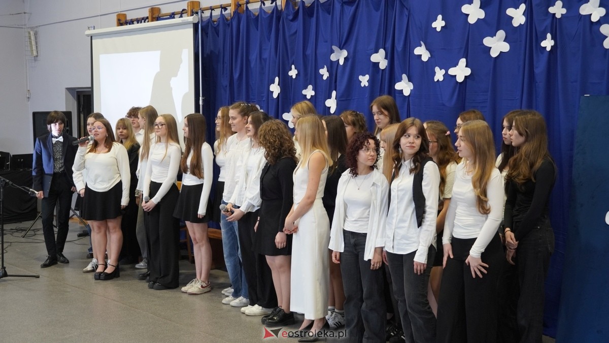 Zakończenie roku szkolnego klas maturalnych w I LO w Ostrołęce [25.04.2025] - zdjęcie #32 - eOstroleka.pl