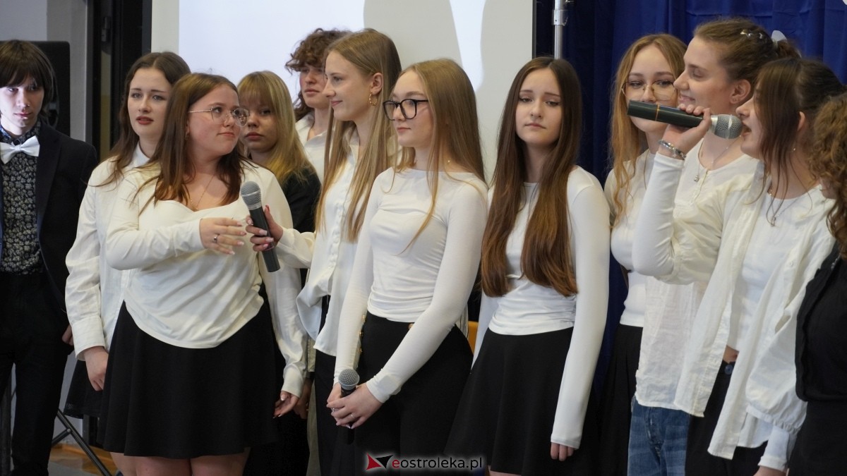 Zakończenie roku szkolnego klas maturalnych w I LO w Ostrołęce [25.04.2025] - zdjęcie #31 - eOstroleka.pl