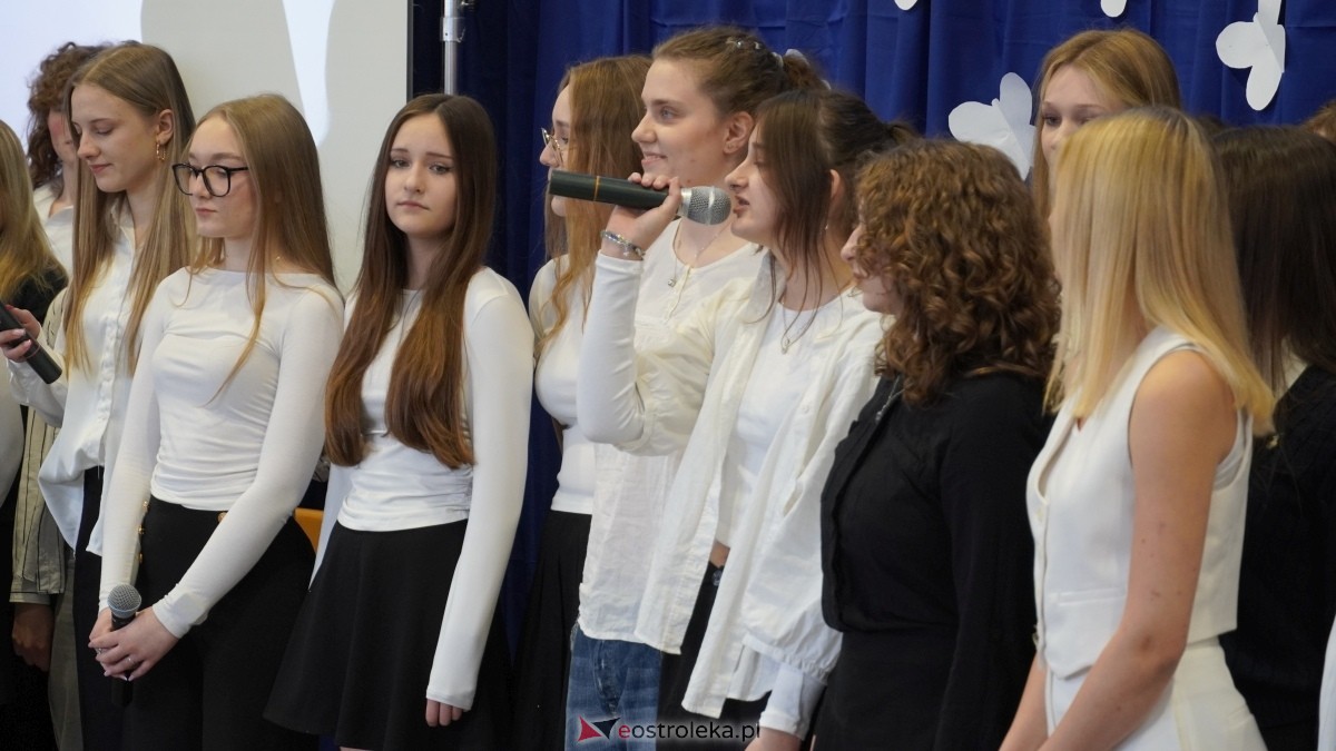 Zakończenie roku szkolnego klas maturalnych w I LO w Ostrołęce [25.04.2025] - zdjęcie #30 - eOstroleka.pl