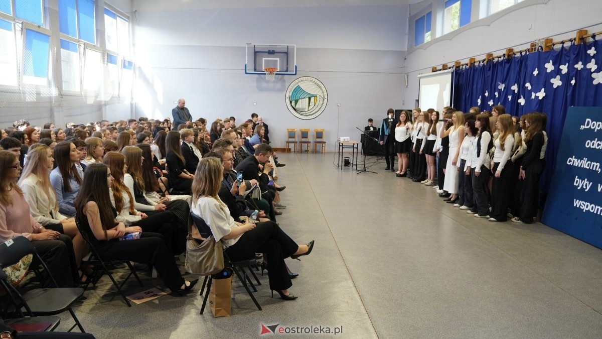 Zakończenie roku szkolnego klas maturalnych w I LO w Ostrołęce [25.04.2025] - zdjęcie #28 - eOstroleka.pl