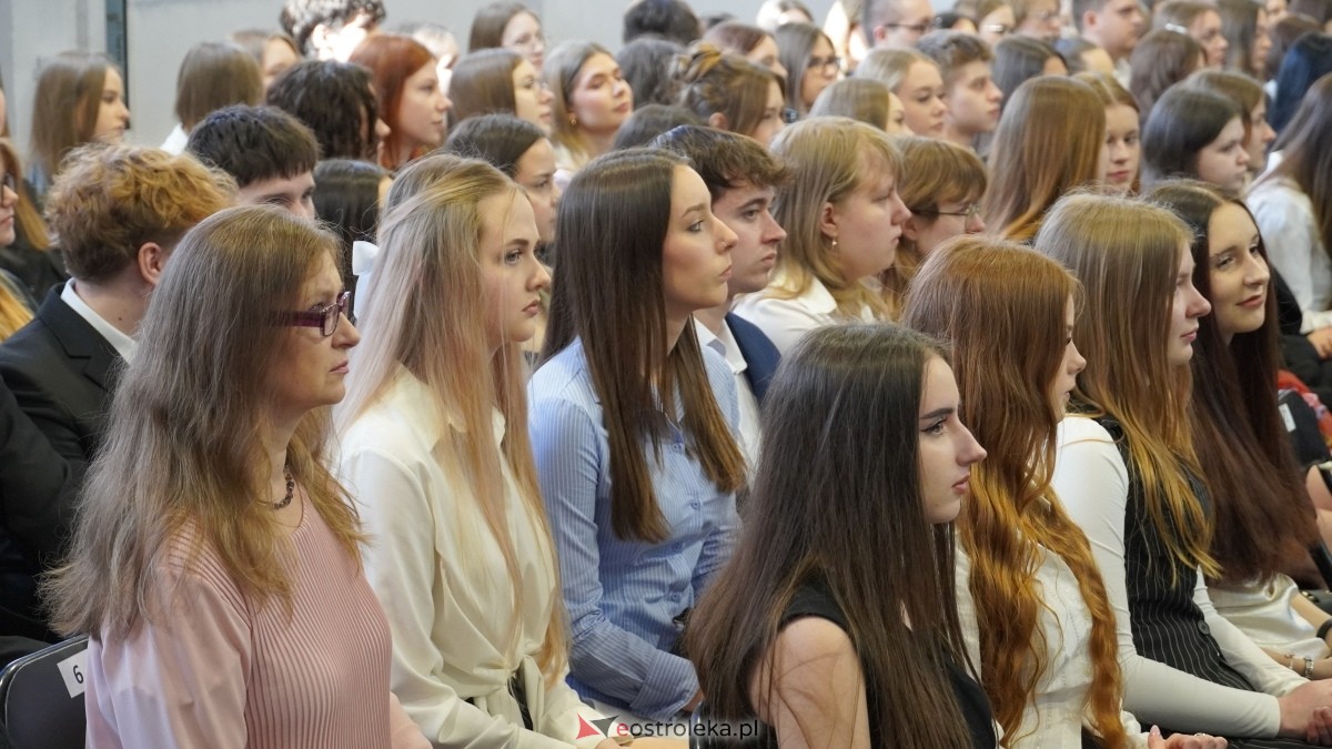 Zakończenie roku szkolnego klas maturalnych w I LO w Ostrołęce [25.04.2025] - zdjęcie #27 - eOstroleka.pl
