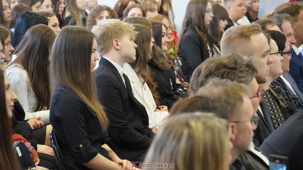 Zakończenie roku szkolnego klas maturalnych w I LO w Ostrołęce [25.04.2025] - zdjęcie #26 - eOstroleka.pl