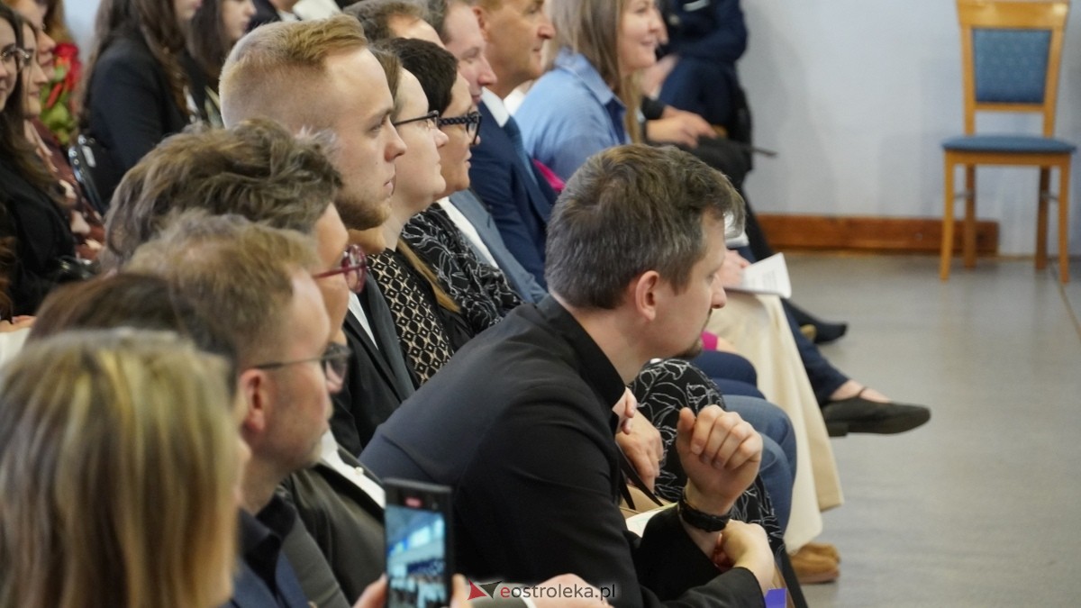 Zakończenie roku szkolnego klas maturalnych w I LO w Ostrołęce [25.04.2025] - zdjęcie #25 - eOstroleka.pl