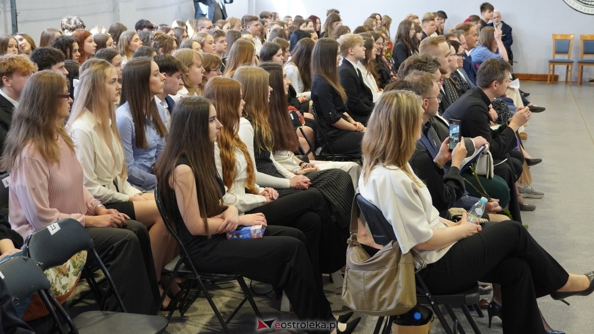 Zakończenie roku szkolnego klas maturalnych w I LO w Ostrołęce [25.04.2025] - zdjęcie #24 - eOstroleka.pl