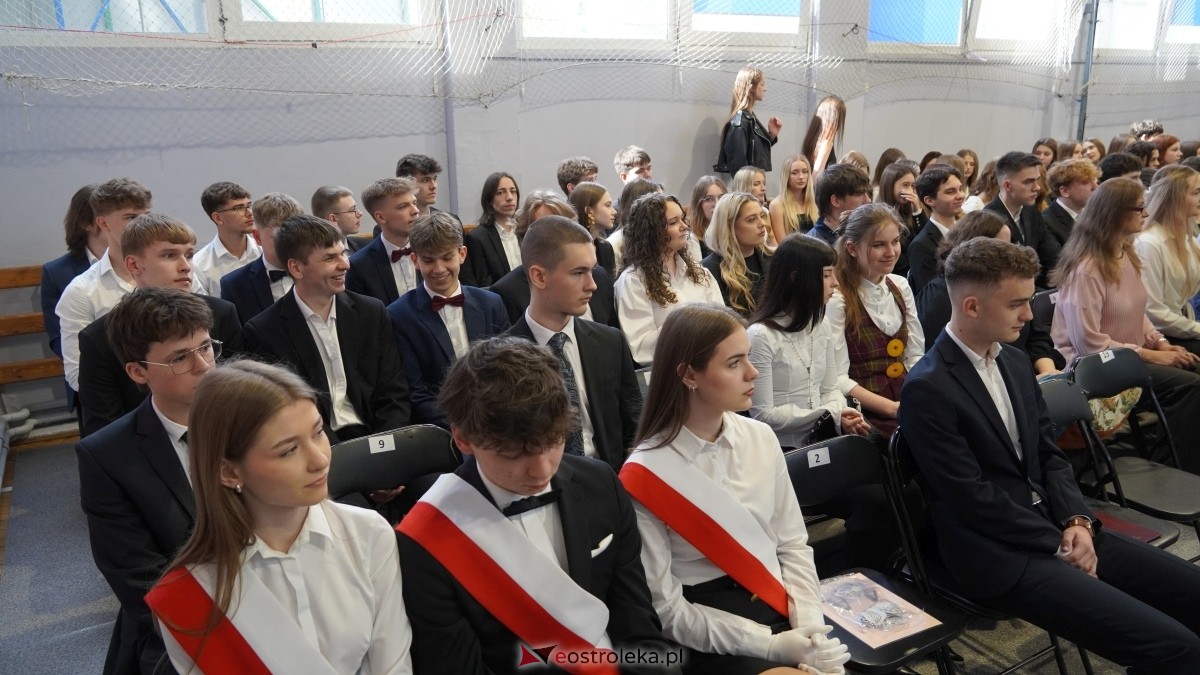 Zakończenie roku szkolnego klas maturalnych w I LO w Ostrołęce [25.04.2025] - zdjęcie #23 - eOstroleka.pl