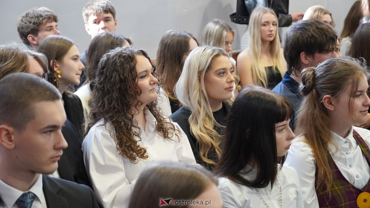 Zakończenie roku szkolnego klas maturalnych w I LO w Ostrołęce [25.04.2025] - zdjęcie #22 - eOstroleka.pl