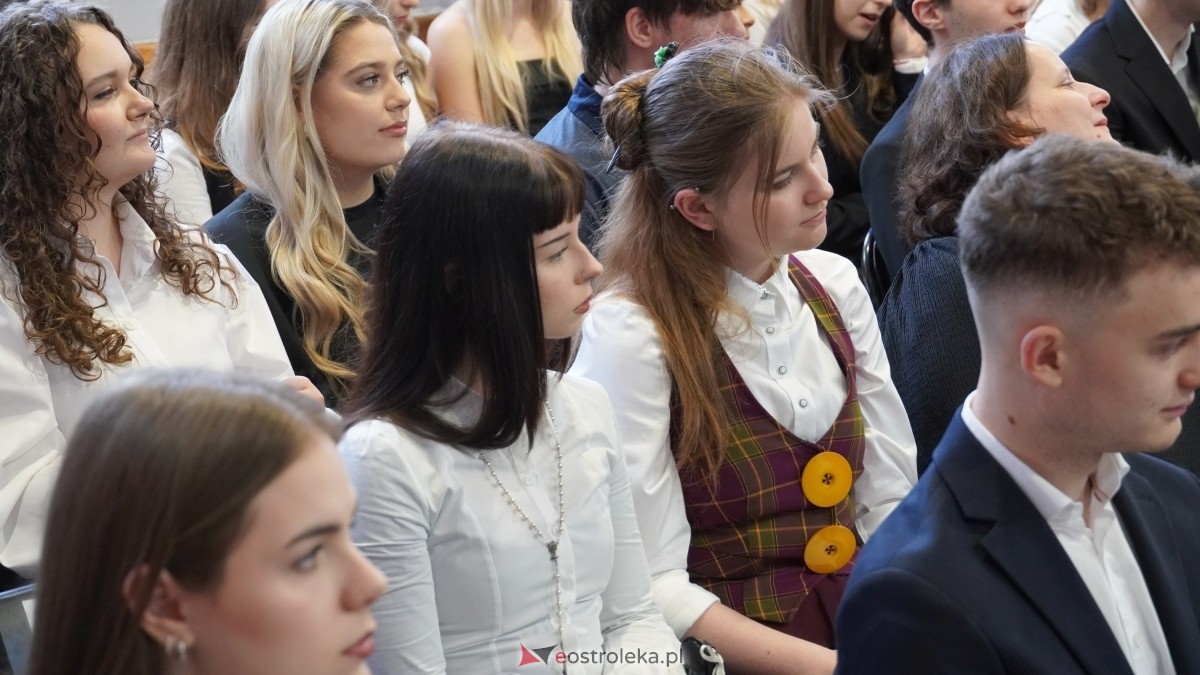 Zakończenie roku szkolnego klas maturalnych w I LO w Ostrołęce [25.04.2025] - zdjęcie #21 - eOstroleka.pl