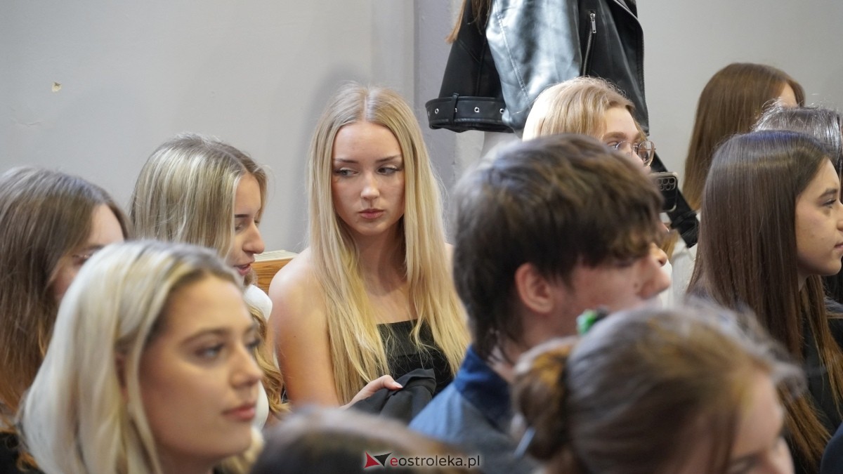 Zakończenie roku szkolnego klas maturalnych w I LO w Ostrołęce [25.04.2025] - zdjęcie #20 - eOstroleka.pl