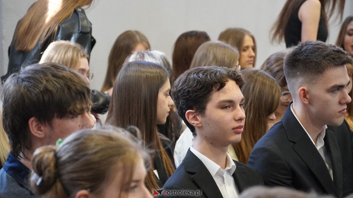 Zakończenie roku szkolnego klas maturalnych w I LO w Ostrołęce [25.04.2025] - zdjęcie #19 - eOstroleka.pl