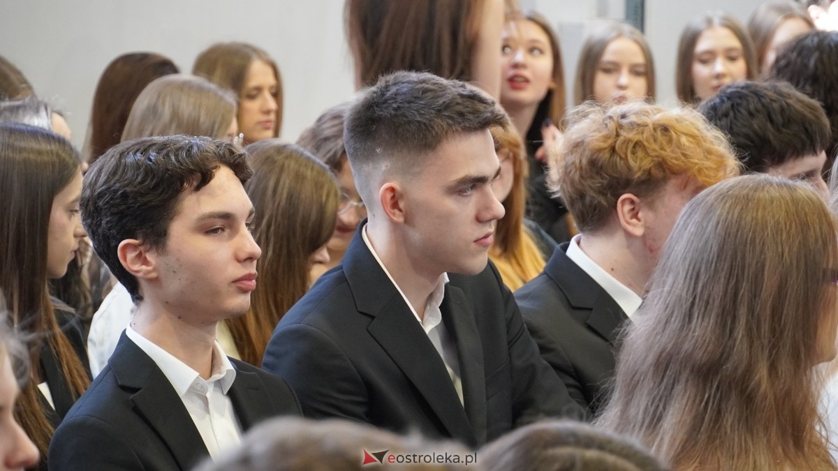 Zakończenie roku szkolnego klas maturalnych w I LO w Ostrołęce [25.04.2025] - zdjęcie #18 - eOstroleka.pl