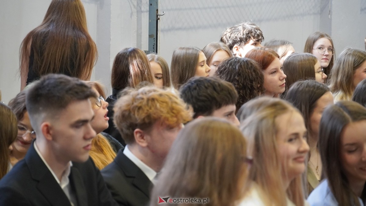 Zakończenie roku szkolnego klas maturalnych w I LO w Ostrołęce [25.04.2025] - zdjęcie #17 - eOstroleka.pl
