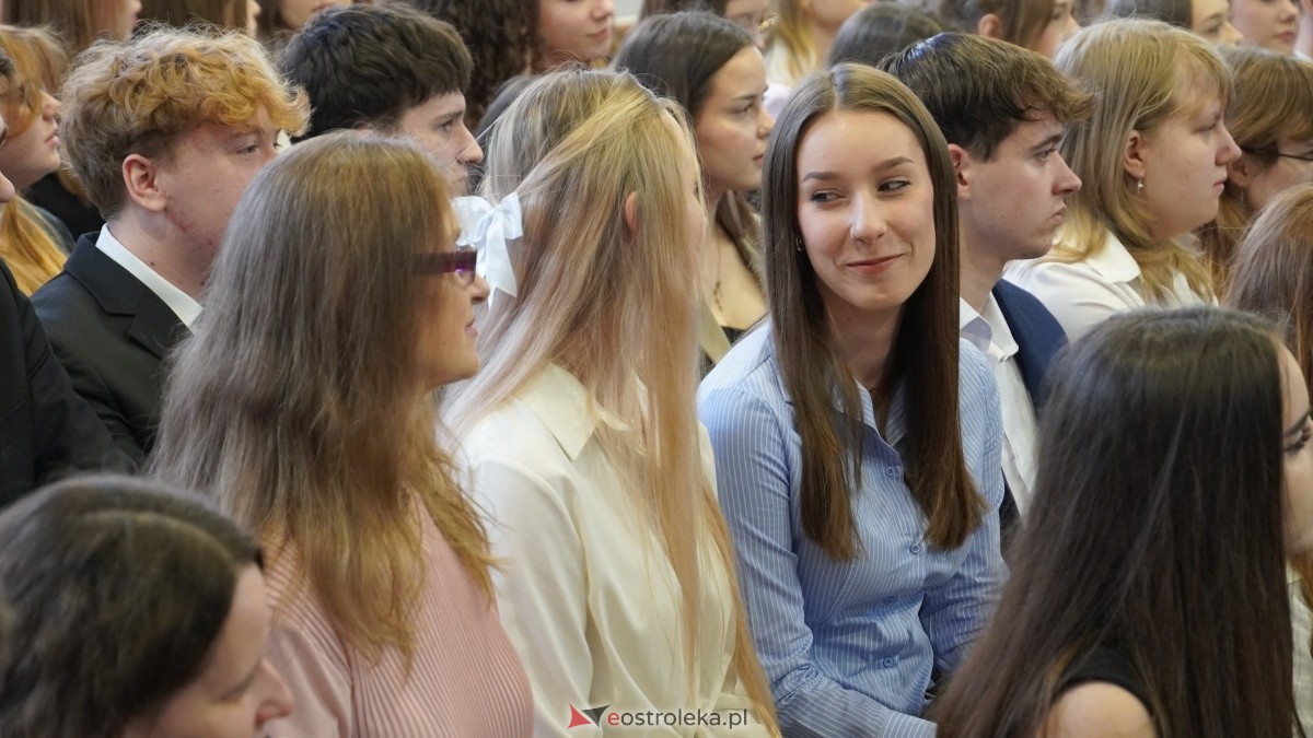 Zakończenie roku szkolnego klas maturalnych w I LO w Ostrołęce [25.04.2025] - zdjęcie #16 - eOstroleka.pl
