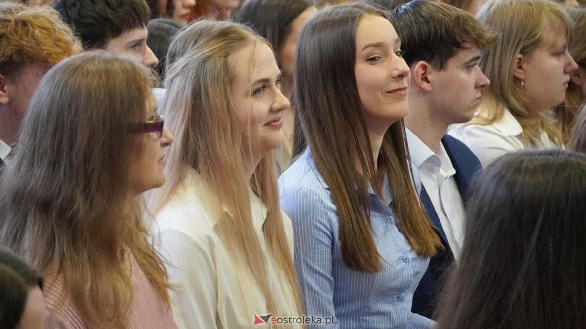 Zakończenie roku szkolnego klas maturalnych w I LO w Ostrołęce [25.04.2025] - zdjęcie #15 - eOstroleka.pl
