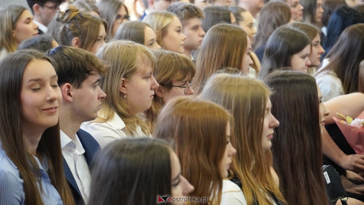Zakończenie roku szkolnego klas maturalnych w I LO w Ostrołęce [25.04.2025] - zdjęcie #14 - eOstroleka.pl
