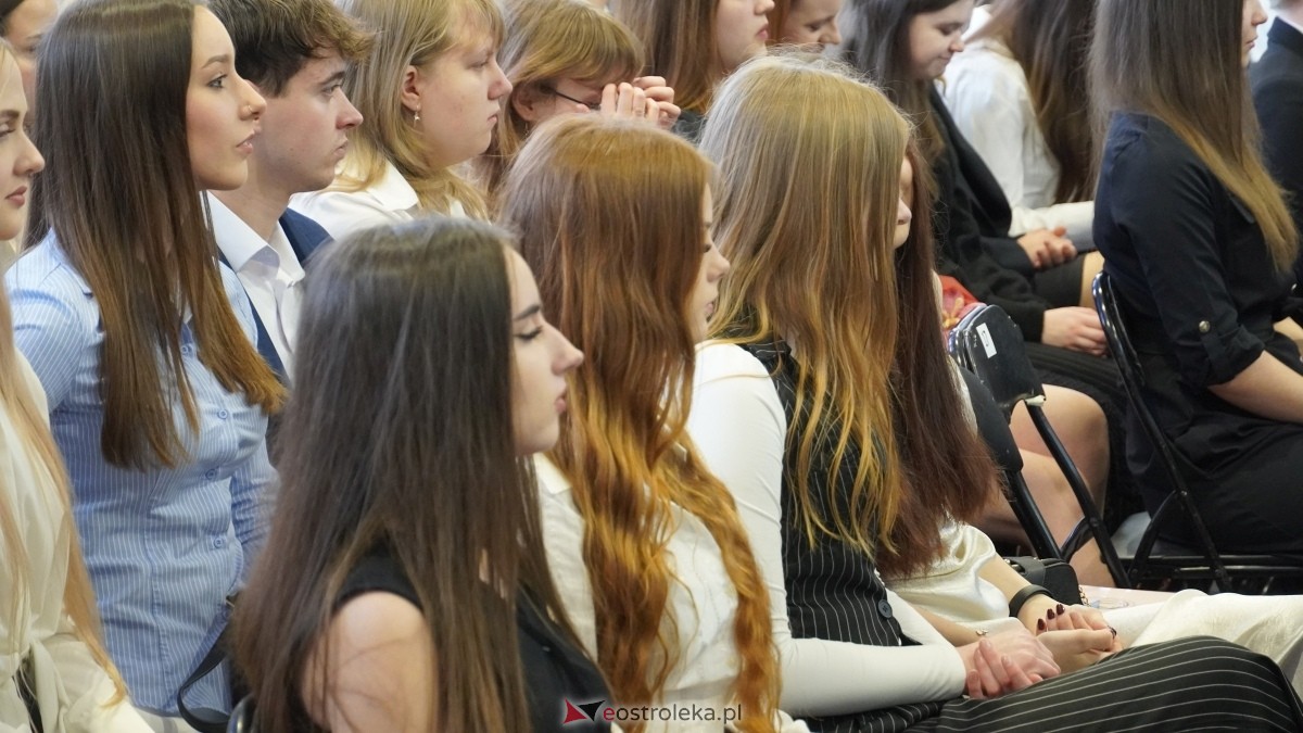 Zakończenie roku szkolnego klas maturalnych w I LO w Ostrołęce [25.04.2025] - zdjęcie #13 - eOstroleka.pl