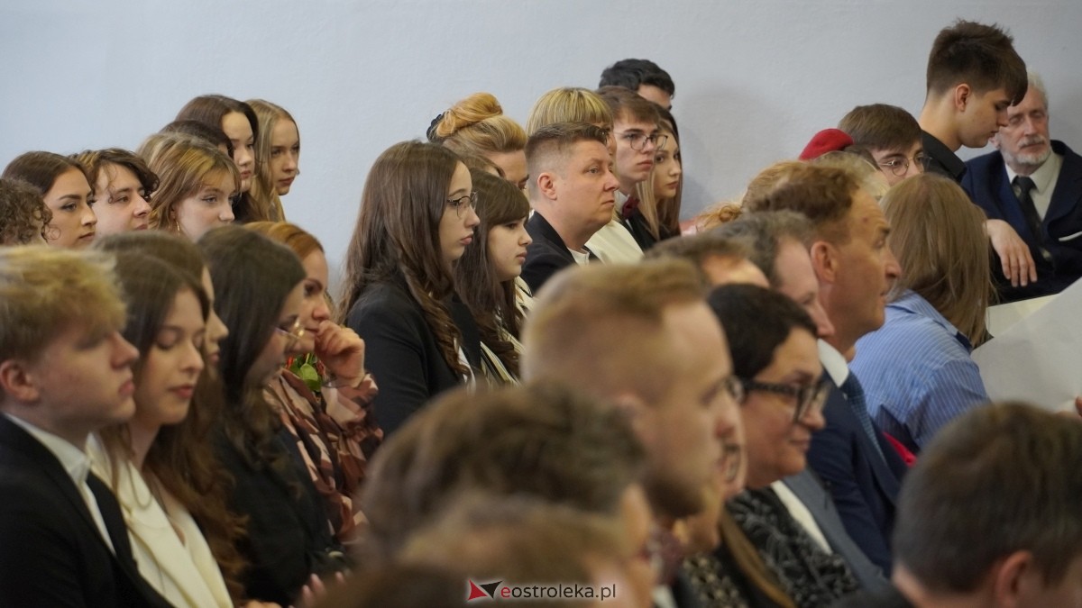 Zakończenie roku szkolnego klas maturalnych w I LO w Ostrołęce [25.04.2025] - zdjęcie #11 - eOstroleka.pl