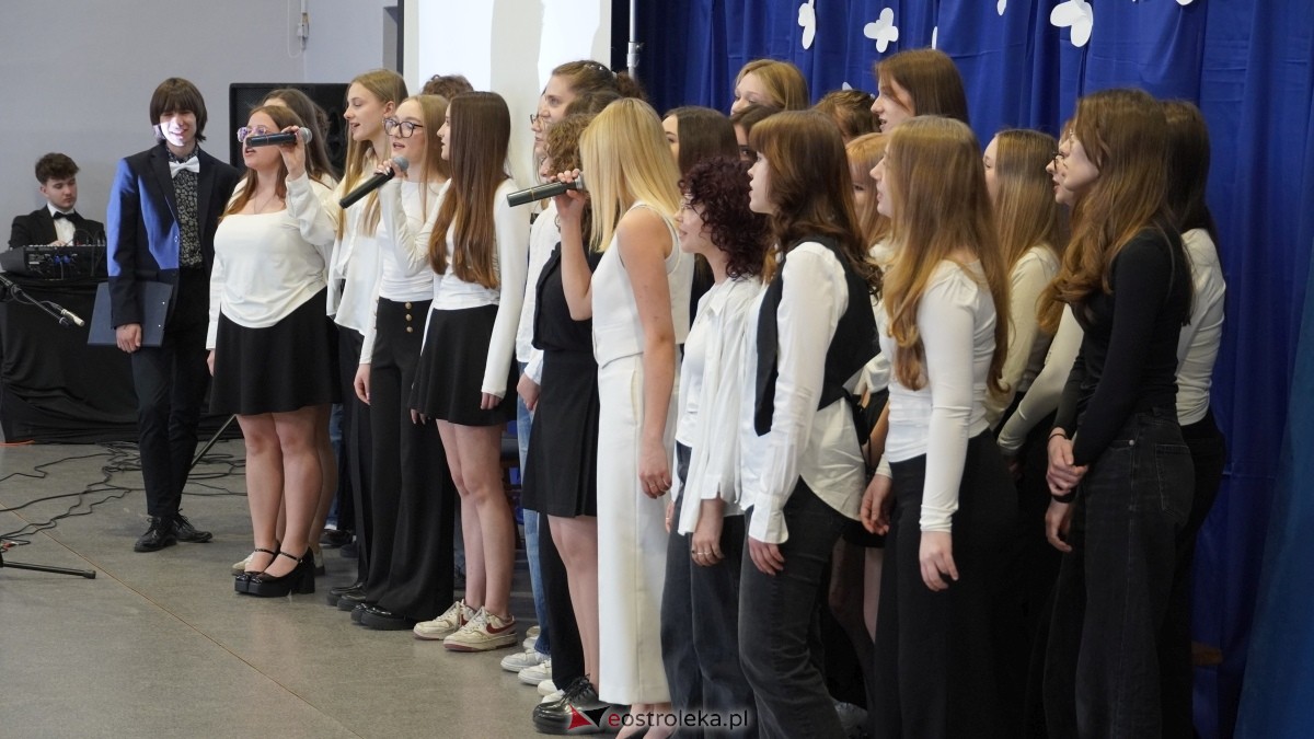 Zakończenie roku szkolnego klas maturalnych w I LO w Ostrołęce [25.04.2025] - zdjęcie #10 - eOstroleka.pl
