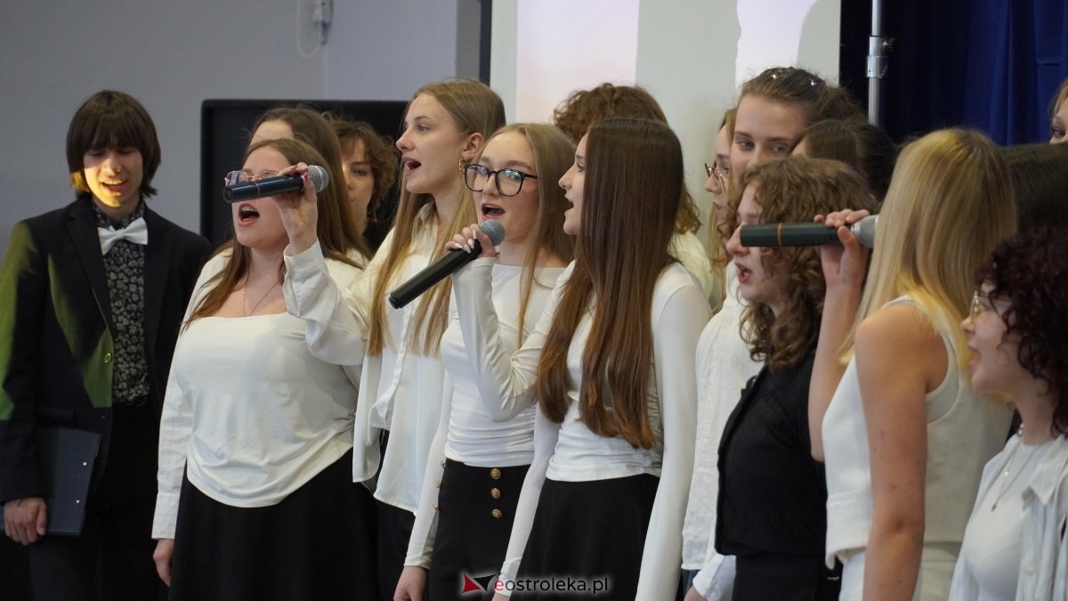 Zakończenie roku szkolnego klas maturalnych w I LO w Ostrołęce [25.04.2025] - zdjęcie #9 - eOstroleka.pl