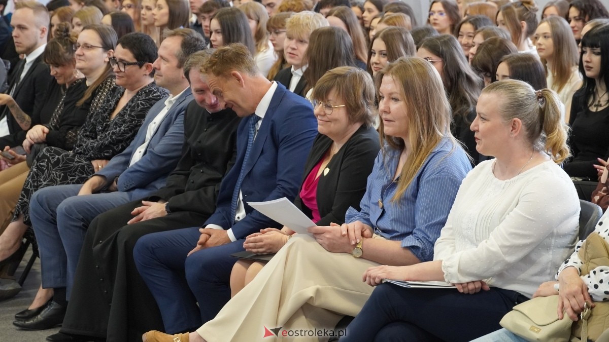 Zakończenie roku szkolnego klas maturalnych w I LO w Ostrołęce [25.04.2025] - zdjęcie #8 - eOstroleka.pl