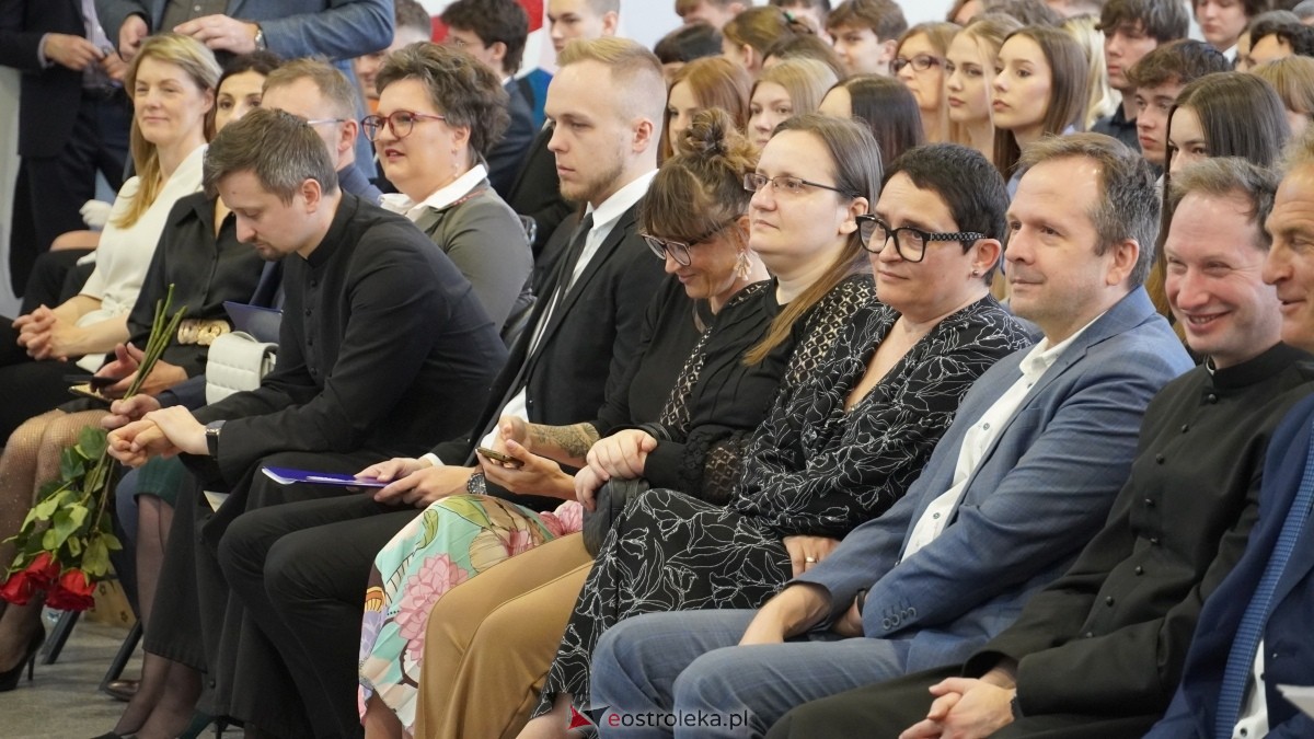 Zakończenie roku szkolnego klas maturalnych w I LO w Ostrołęce [25.04.2025] - zdjęcie #7 - eOstroleka.pl