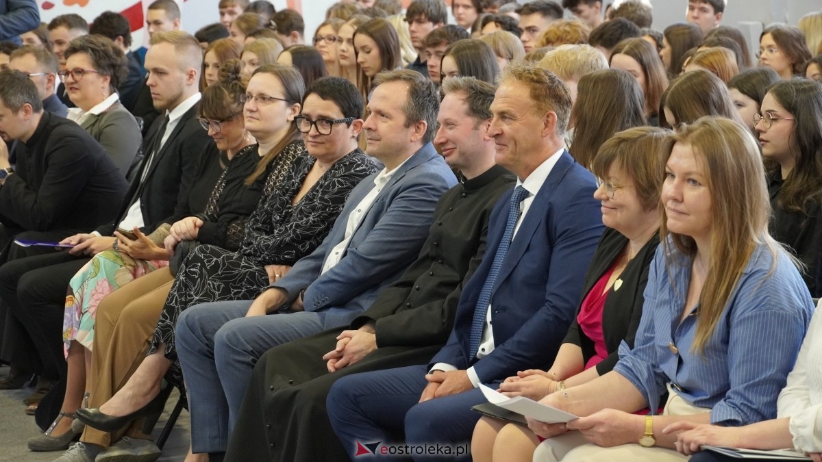 Zakończenie roku szkolnego klas maturalnych w I LO w Ostrołęce [25.04.2025] - zdjęcie #6 - eOstroleka.pl