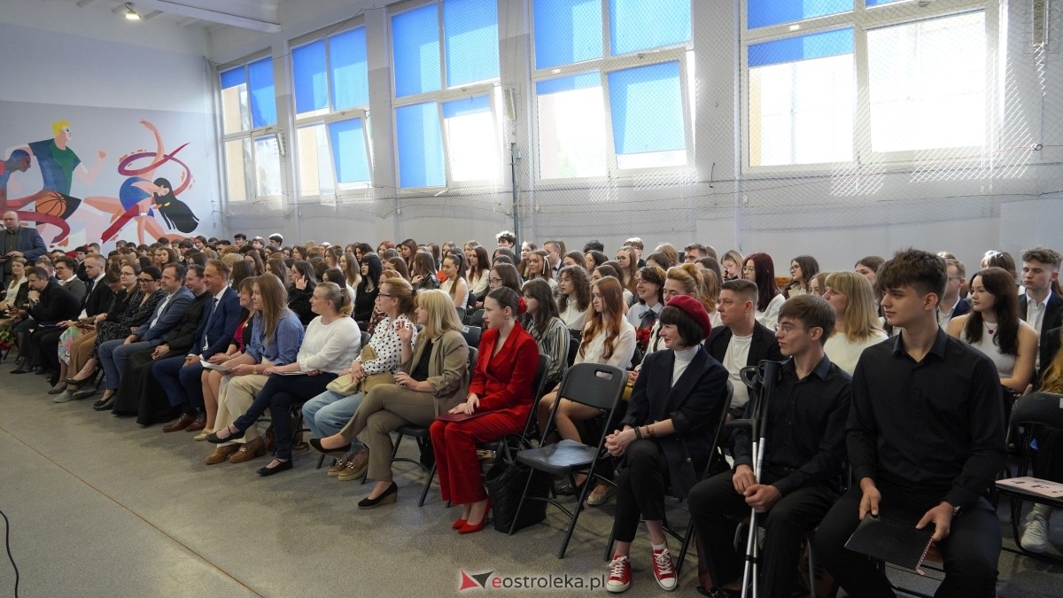 Zakończenie roku szkolnego klas maturalnych w I LO w Ostrołęce [25.04.2025] - zdjęcie #5 - eOstroleka.pl